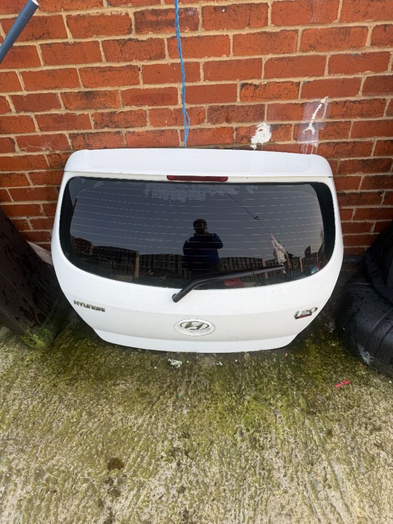 White Hyundai i20 boot complete