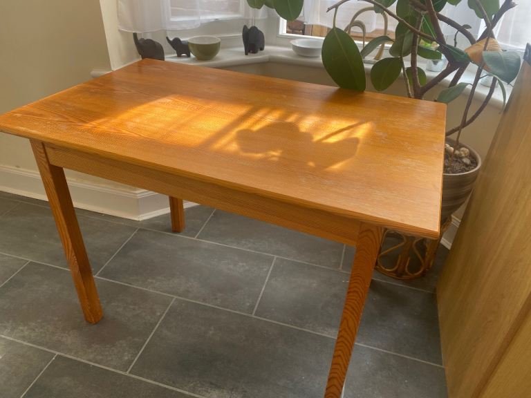 Desk / table