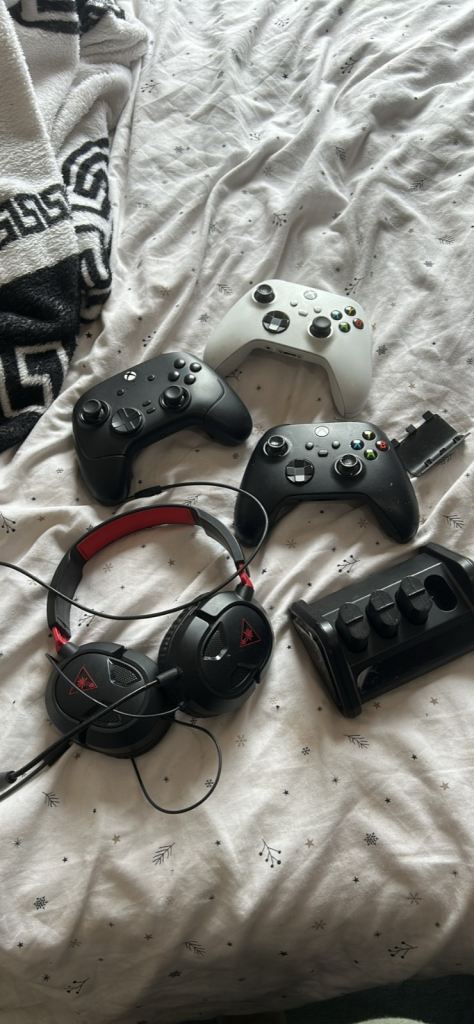 Xbox one s 3 controllers headset and battery packs