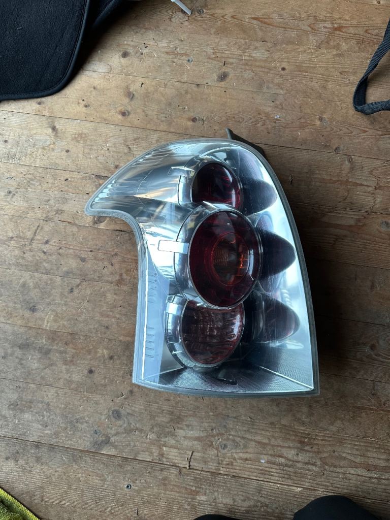 TOYOTA COROLLA VERSO PASSENGERS SIDE REAR LEFT LIGHT 2004-2007 E410173