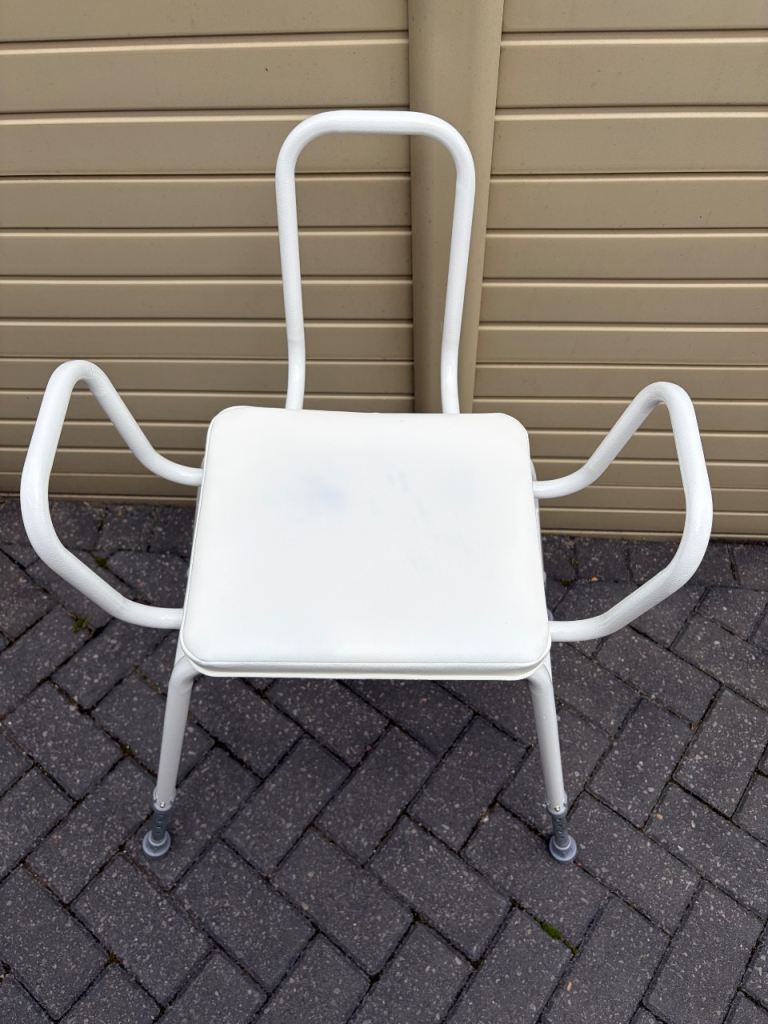 £5 Adjustable Shower Chair / Stool – White, Good Condition