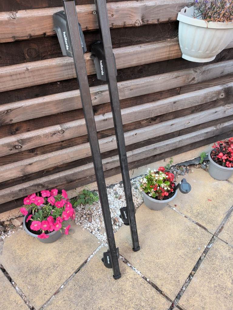 Halfords essentials roof bars for rails