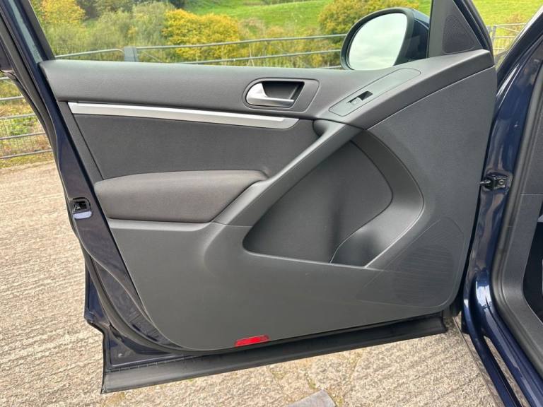 2014 Volkswagen Tiguan 2.0 TDI BlueMotion Tech Match SUV 5dr Diesel Manual 2WD Euro 5 (s/s) (140 ...