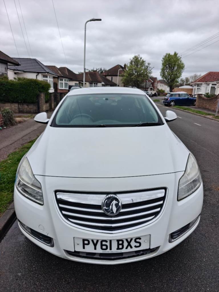 2011 register White Vauxhall Insignia 