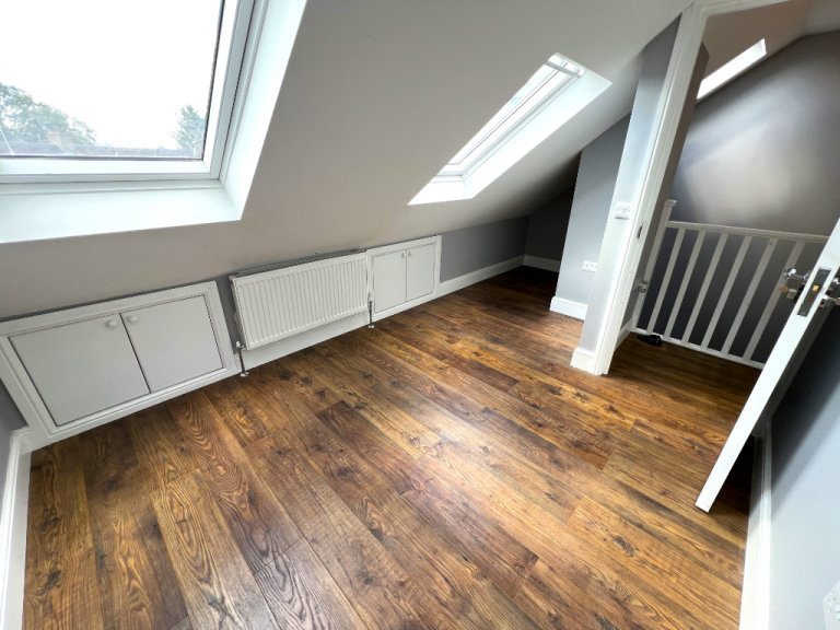 Excellent 6 bedrooms House with converted conservatory of one bedroom flat near Redbridge Station 