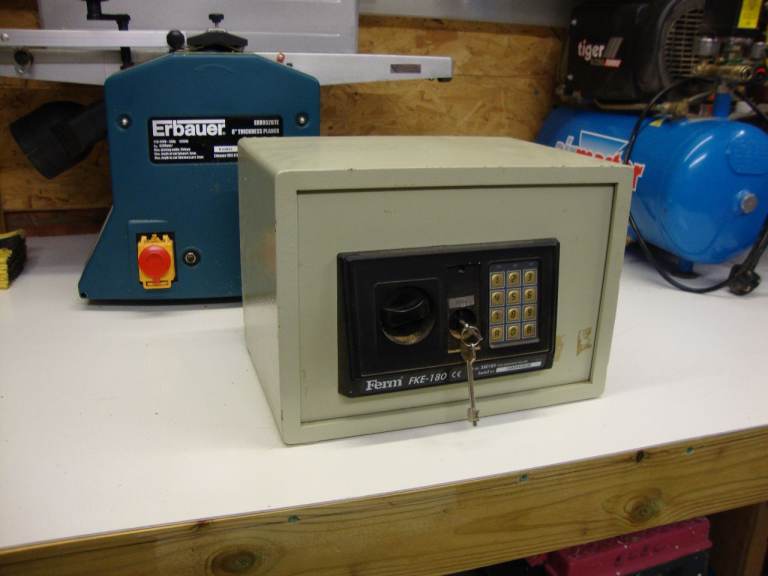Phoenix Safe (AF-180 K) – Digital & Key Access, Good Condition