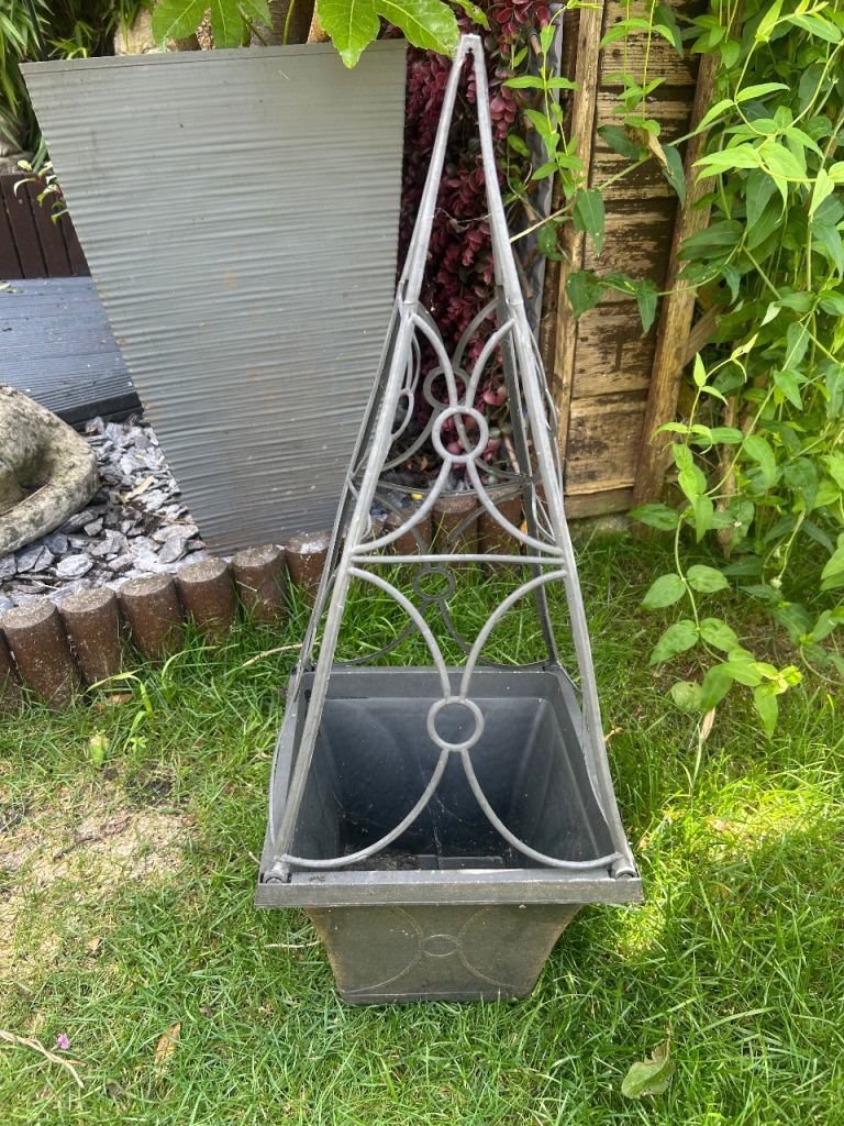 Decorative plastic Planter with Obelisk