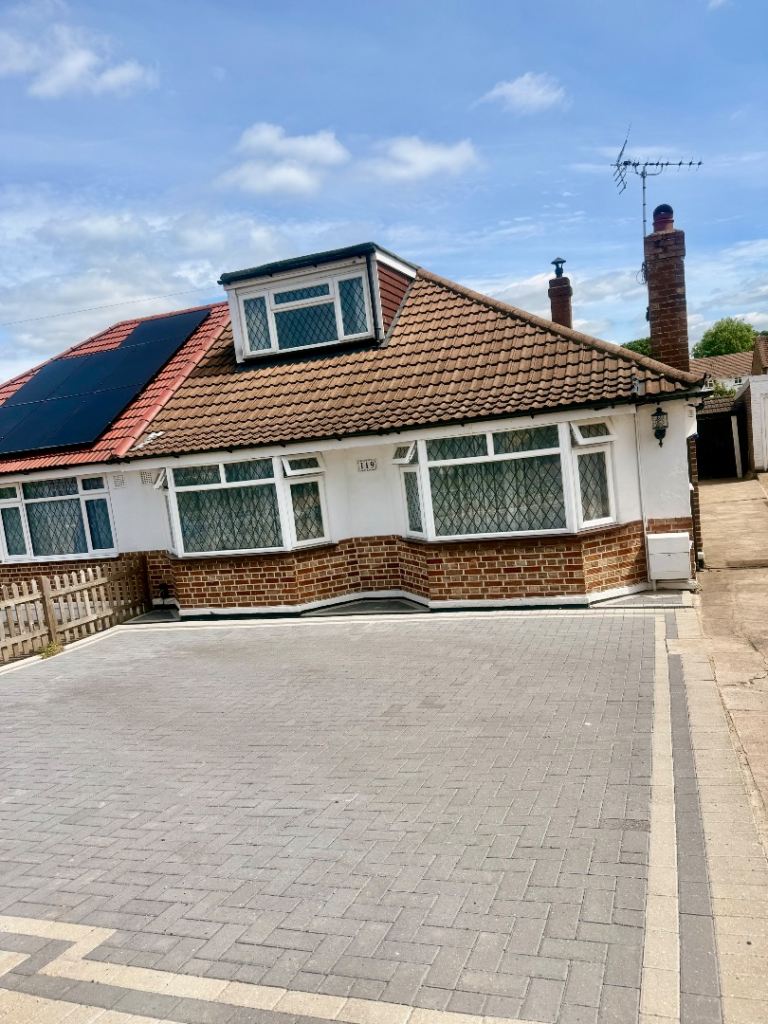 Three-Bedroom Bungalow To Rent – Carpenders Park 🏡