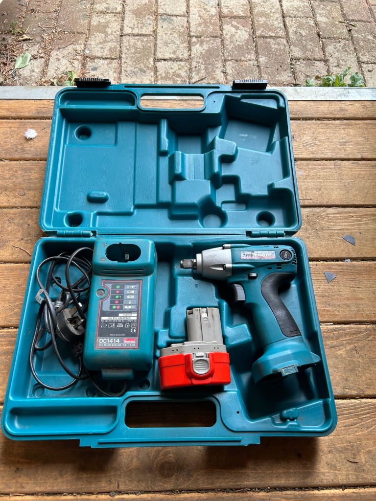 Makita 1/2 drive impact gun, please read description. 
