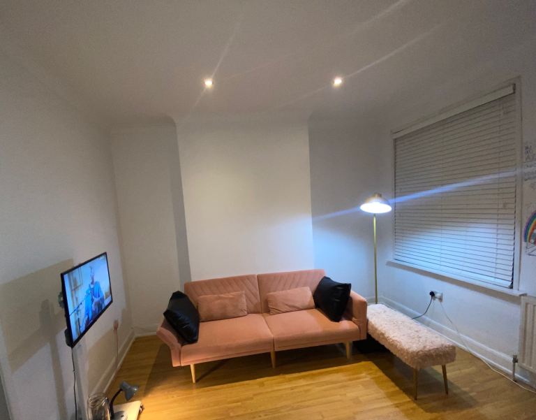 1 Bed Flat Short Term No Agents!!