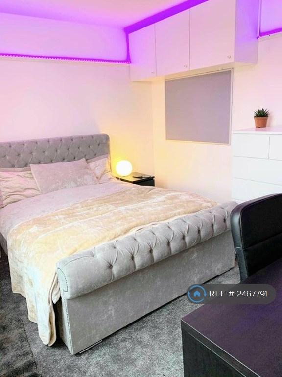 1 bedroom in Burchett Grove, Leeds, LS6 (#2467791)