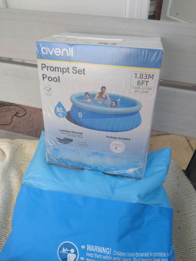 Kids swimming pool  size 1'83m by 6 ft brand new pick up only 