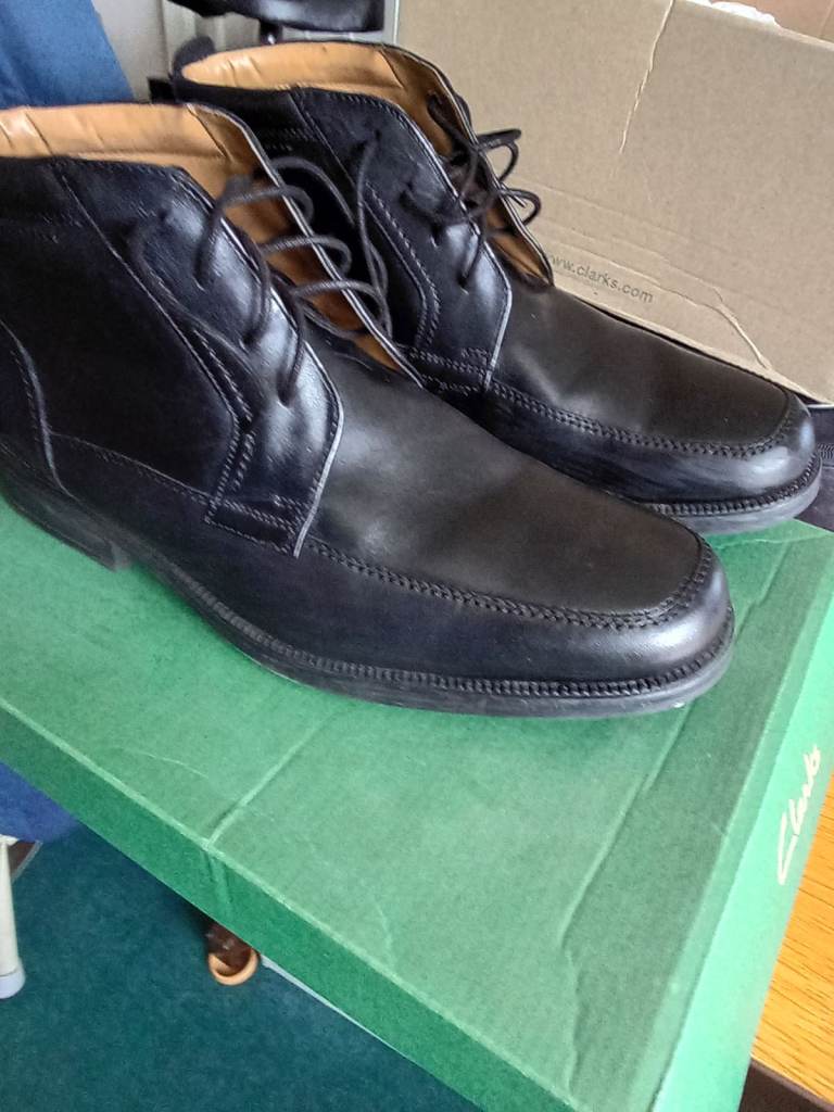 Clarke's Mens black laced boots 