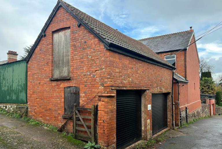 Double Garage to let  with electric power/lighting