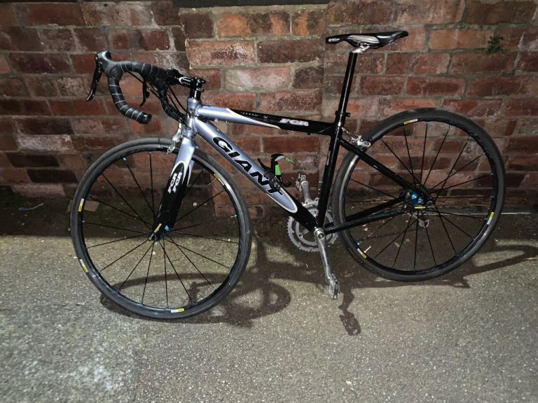 Giant Road Bike – Grey with Black Accents, Good Condition