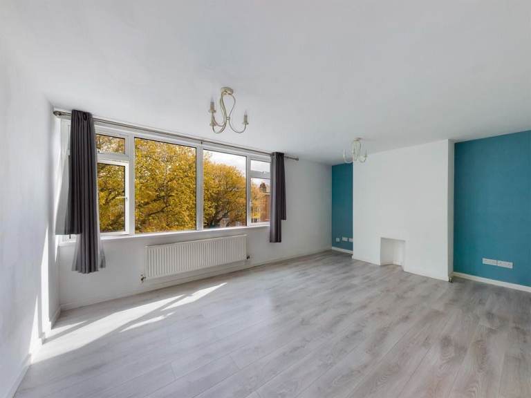Airy and spacious 2 bed flat in central Plymouth, PL1 to rent from 12th July 2026