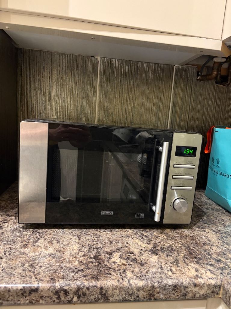 De’Longhi 800W Standard Microwave AM82 - Stainless Steel