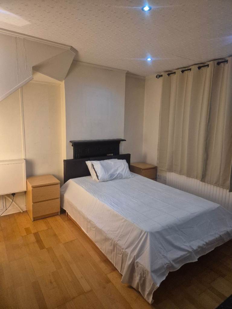Large double room for a SINGLE MAN in a family house