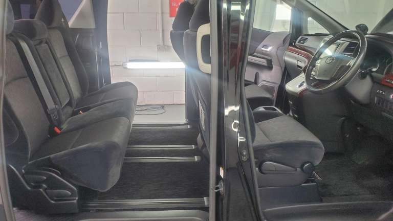 Toyota Alphard 2.4 black automatic 8 seater sunroofs fresh japanese import 2010
