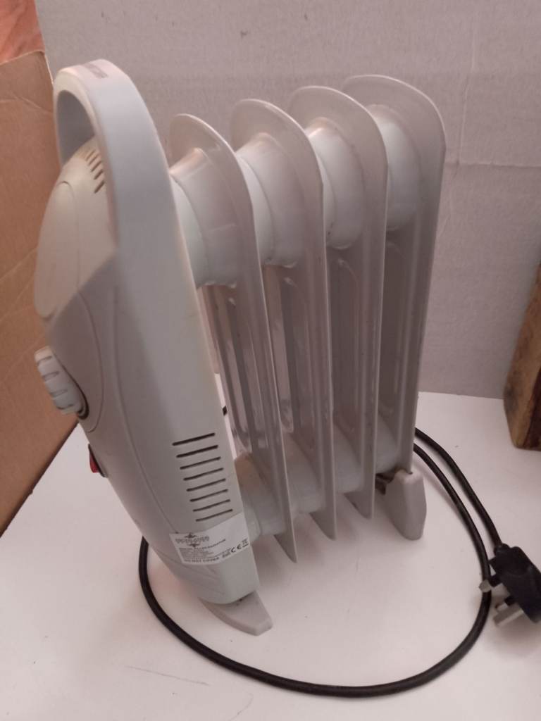 OIL-FILLED RADIATOR 650W 4 FIN - wth NEW 13 AMP FUSE FITTED IN PLUG