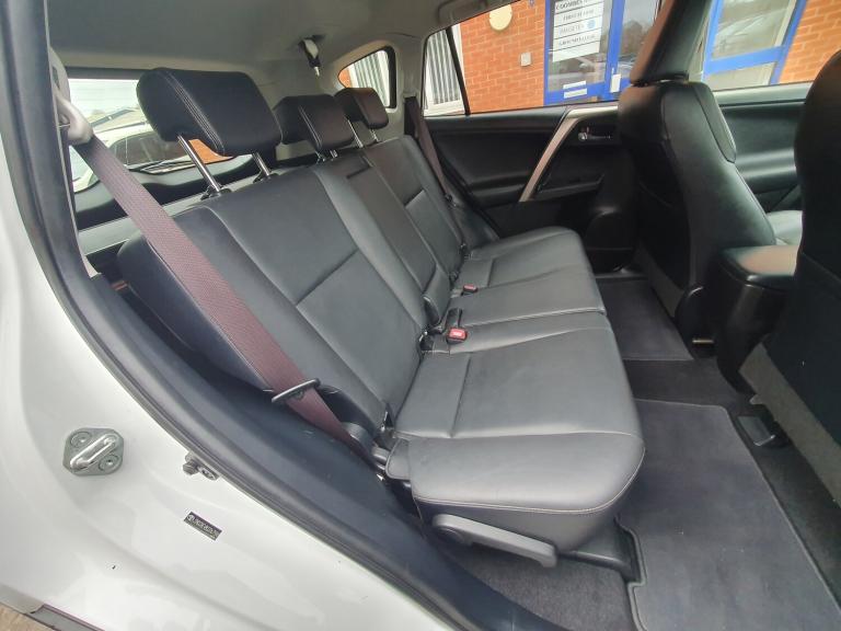 2015 Toyota RAV4 2.2 D-4D Invincible SUV 5dr Diesel Manual 4WD Euro 5 (150 ps)