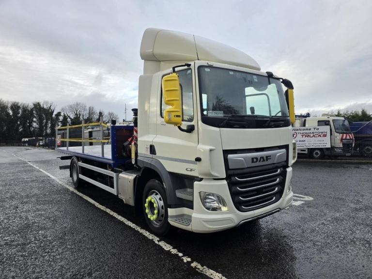 2022 DAF CF 410 4X2 with new 22 1/2 flat body and Fassi F115AXS Remote Control 2