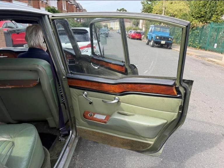 A CLASSIC 1965 HUMBER SUPER SNIPE LUXURIOUS CLASSIC CAR