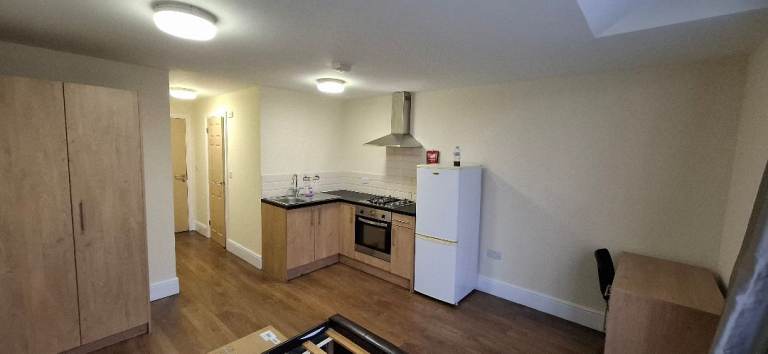 Large attractive Studio apartment Fully Inclusive of all bills 