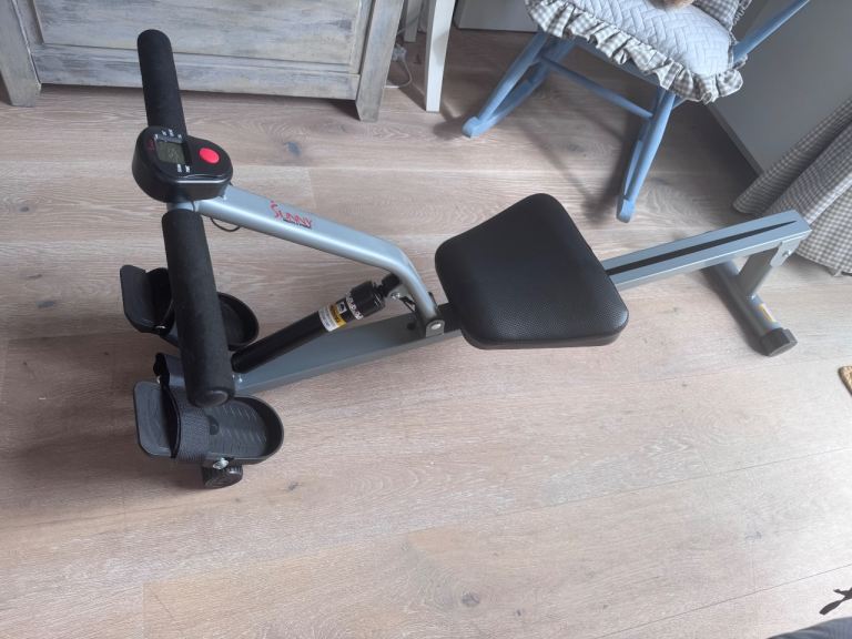Sunny Health & Fitness SF-RW5200 Rowing Machine – Good Condition