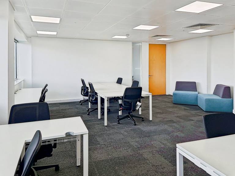 Crawley - RH10 1JH \ Serviced Office for Rent with 5-Desk Capacity