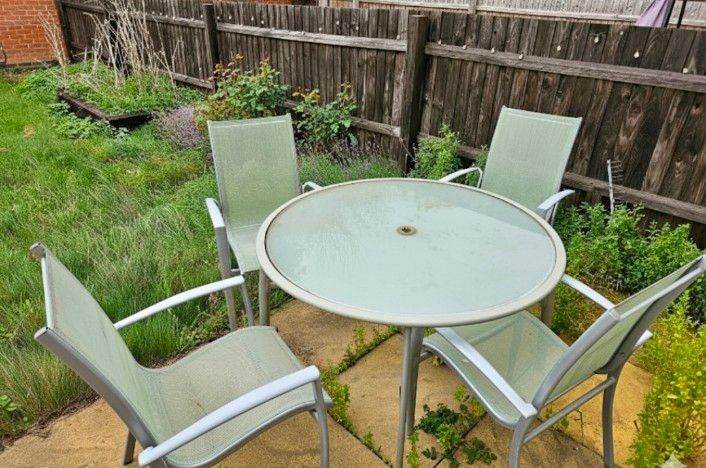 Garden table with 4 chairs for £95