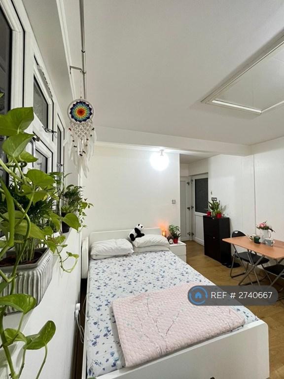 Studio flat in Lord Gardens, Ilford, IG5 (#2740667)