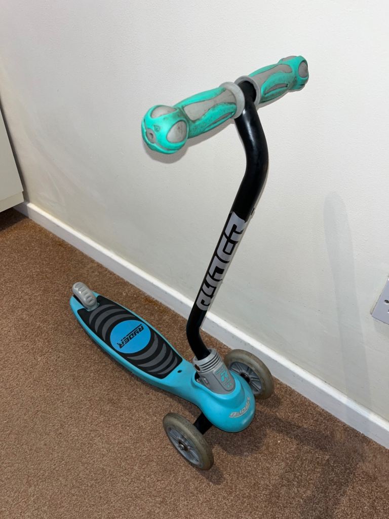 Ryder Neo 3 wheel scooter for kids. Height of scooter 26 inches (2.2 feet). Delivery within 2 miles