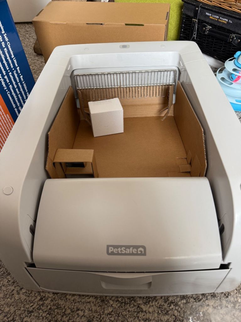 Pet safe ScoopFree™ Clumping Automatic Self-Cleaning Litter Box