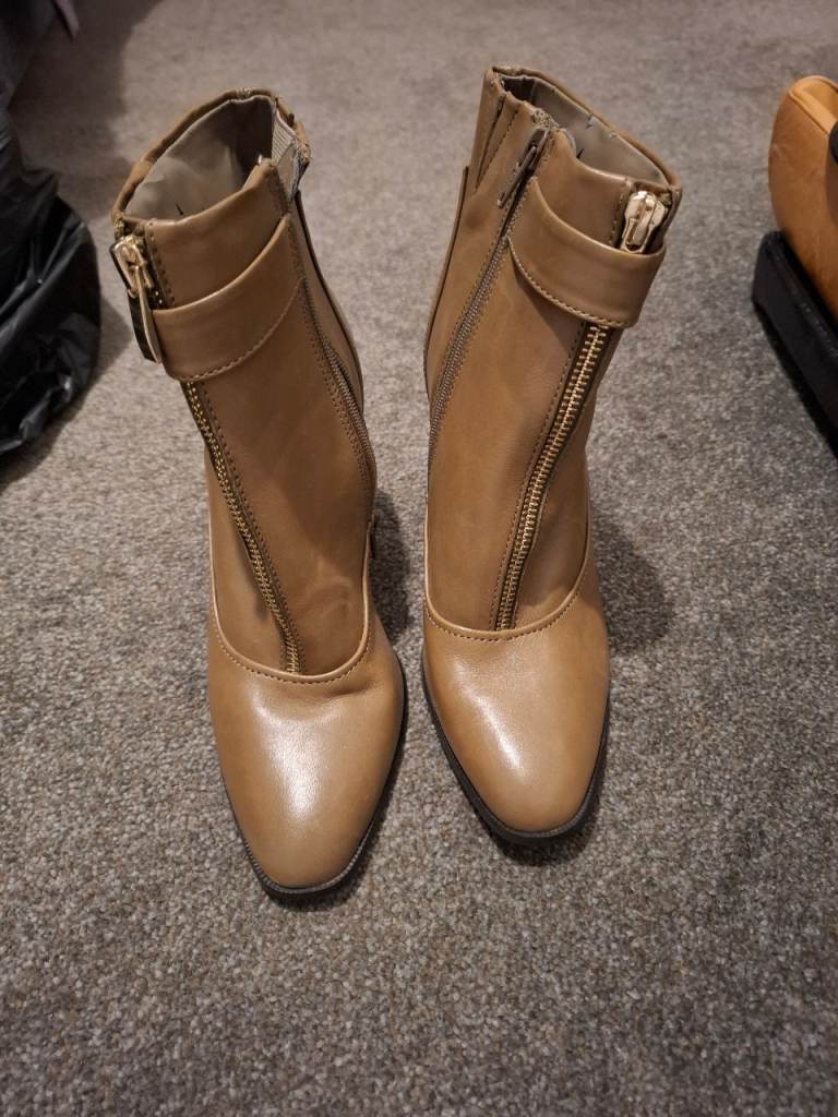 Leather autograph boots size 4 