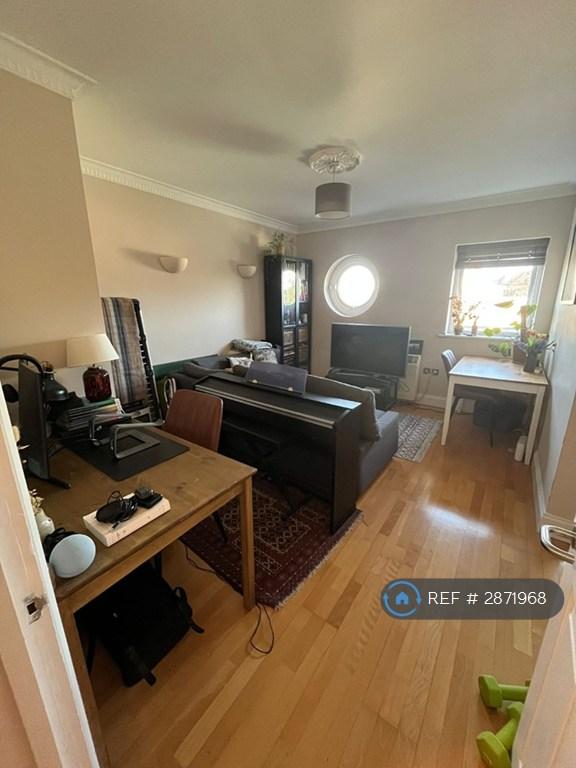 1 bedroom flat in Balham High Road, London, SW17 (1 bed) (#2871968)