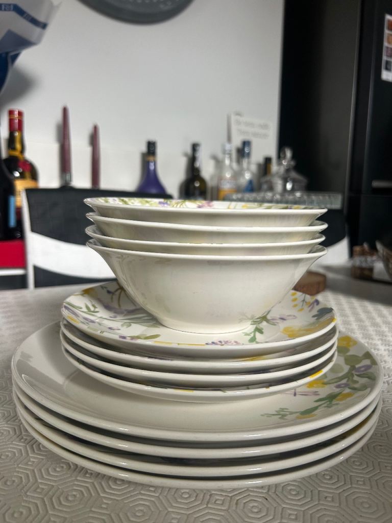 12 Piece Dinner Set – Floral Design – Service for 4