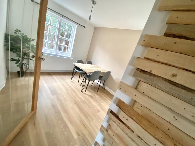 Lovely room available in prime location 5mins to train station/Royal hospital and centre 