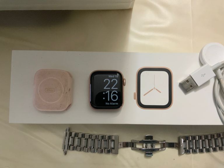 Apple Watch Series 4 pink 40mm with box charger stainless steel strap