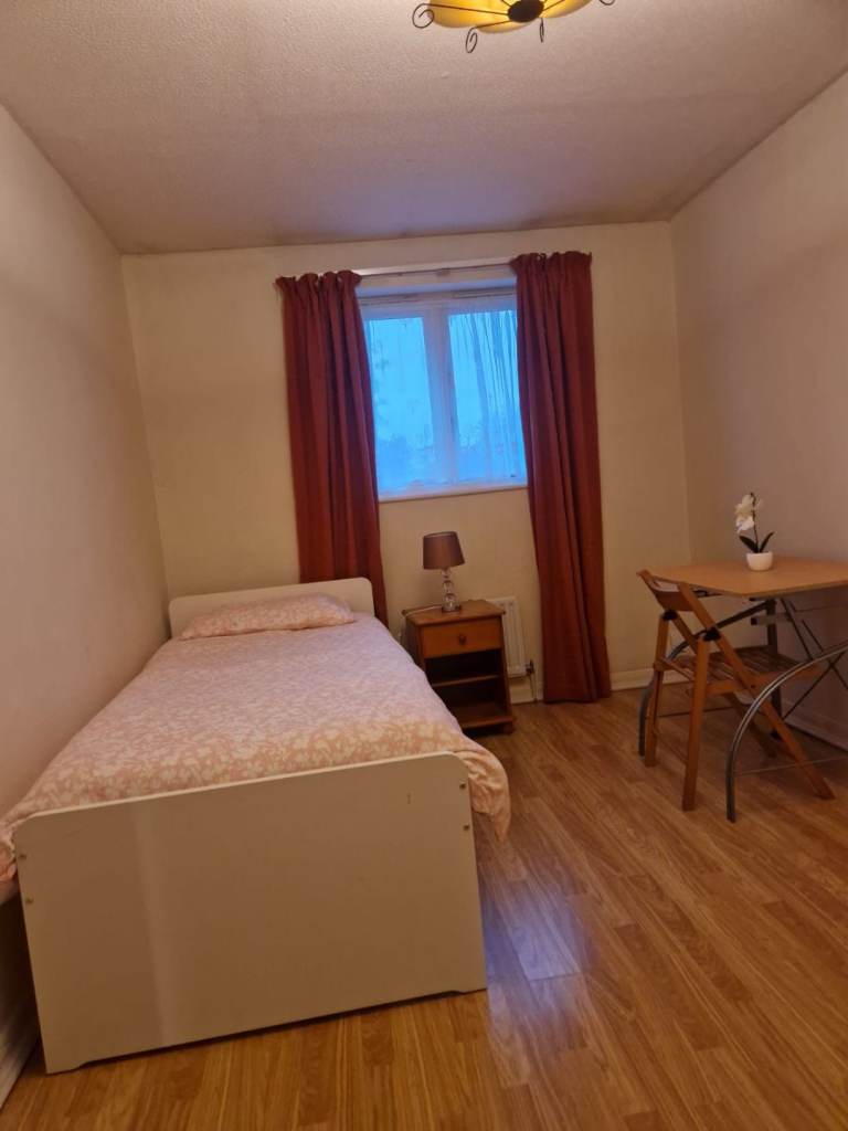 Big Room to Rent for Single Woman