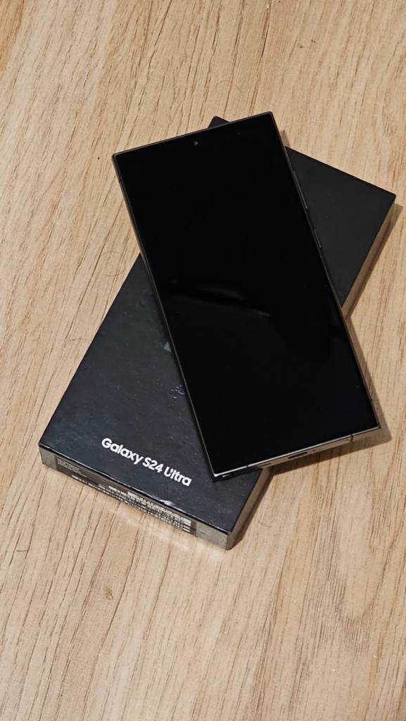 Samsung Galaxy S24 Ultra 256GB under warranty like new
