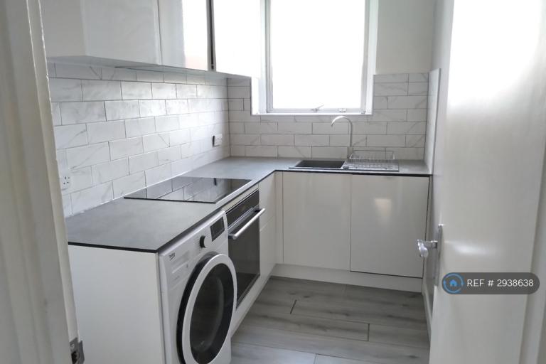 3 bedroom house in Cheyne Avenue, Twickenham, TW2 (3 bed) (#2938638)
