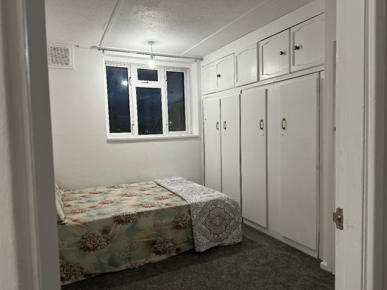 Furnished double room near barking train station 