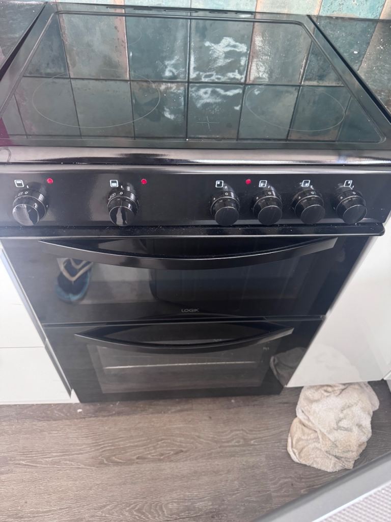 Black Freestanding Electric Cooker – Good Condition