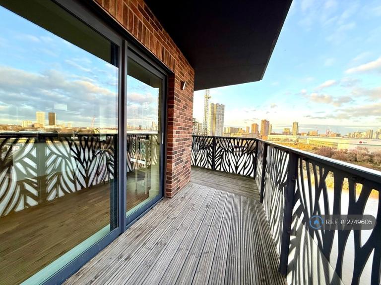 3 bedroom flat in Cityview Point, London, E14 (3 bed) (#2749605)