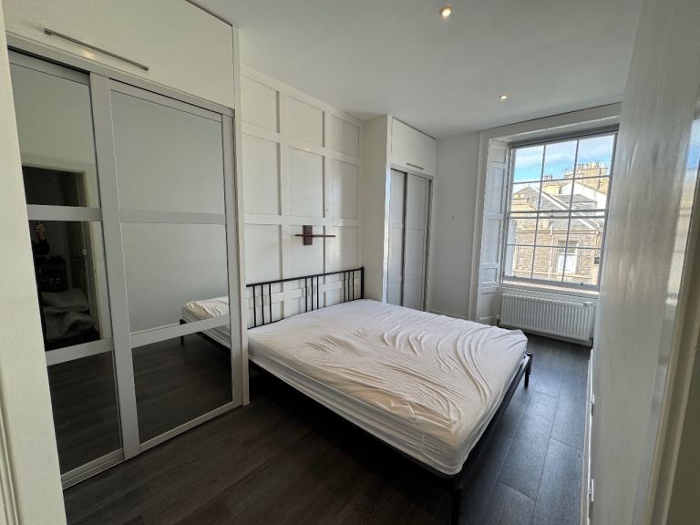 Large double bedroom with fitted wardrobes £670 pcm