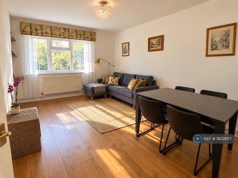2 bedroom flat in Royal Oak Court, London, N1 (2 bed) (#1802657)
