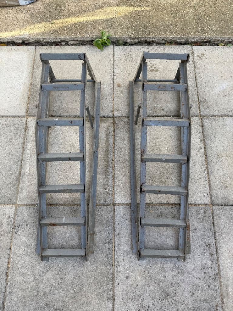 Set of heavy duty car ramps for weight of 2000kg or 2 tonnes