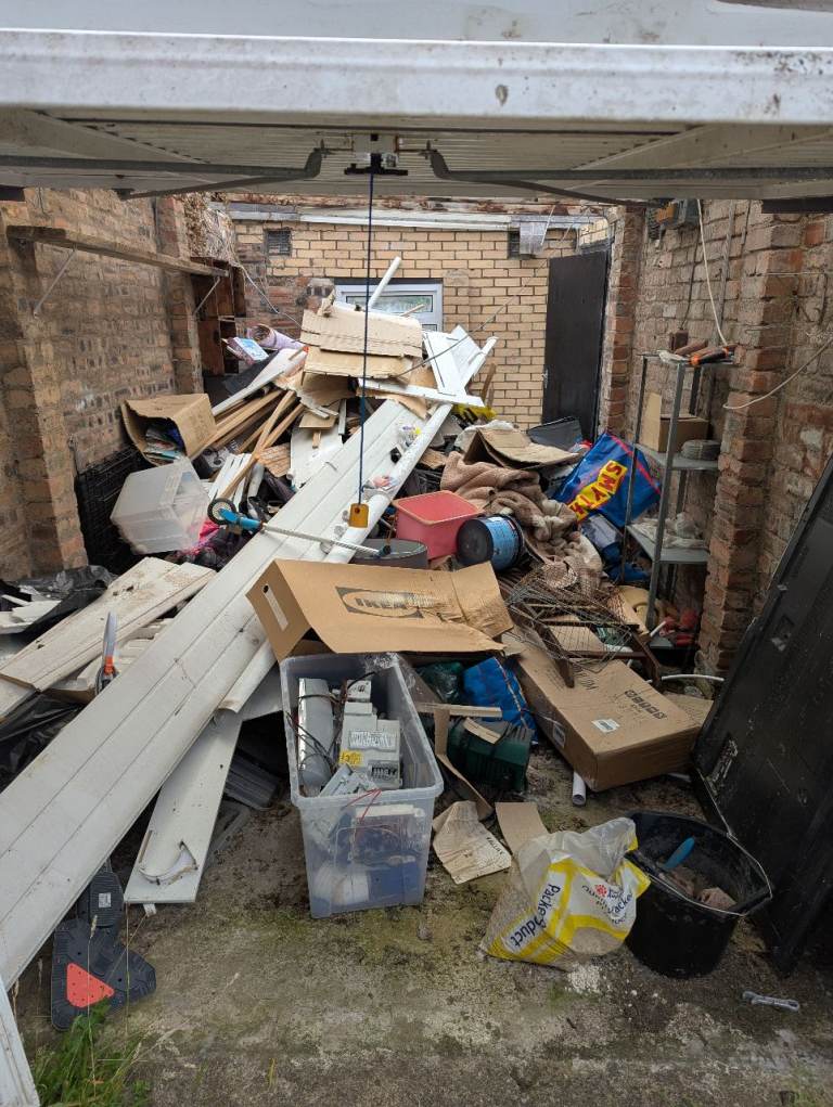 RELIABLE RUBBISH REMOVAL - HOUSE/GARAGE/GARDEN CLEARANCE - BINS EMPTIED - COUCH/MATTRESS UPLIFT