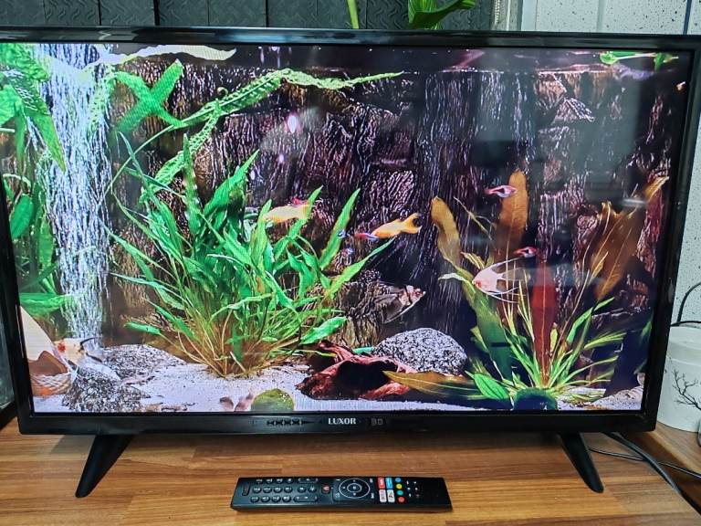 32" luxor smart Freeview Play led TV with remote control 